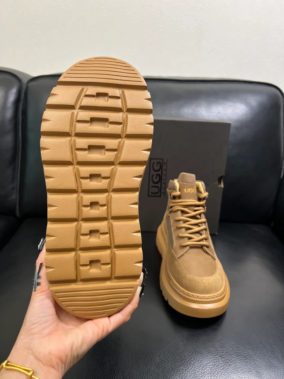 Men's men's shoes 💰740 UGG High-quality top crafts. Original configuration is available at the counter simultaneously. Original cowhide fabric imported from Italy, high-quality splicing technology, fully imported lambswool lining. Sole: Original sole is specially provided by the original factory and is super comfortable. Original factory and single goods are welcome to compare. Size 39-44